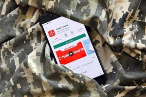 ternopil, ukraina - april 24, 2022 nova poshta app på samsung smartphone skärm på spela Lagra, service för leverans din skiften i ukraina foto