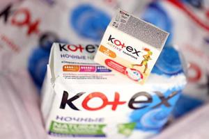 kharkiv, ukraina - december 16, 2021 kotex produktion med logotyp. kotex är en varumärke av feminin hygien Produkter, inkluderar maxi, tunn och ultra tunn dynor. foto