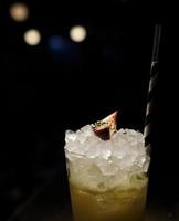 skön cocktail i en glas med en suddig bakgrund foto