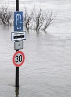 extremt väder - översvämmad fotgängarzon i Köln, Tyskland foto