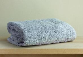 bad handduk på tabell foto