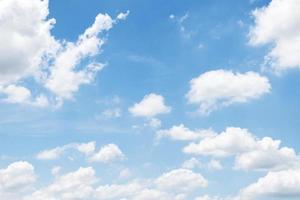 blå himmel med molnbakgrund foto
