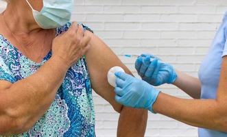 vaccination av de äldre. hälsa begrepp foto