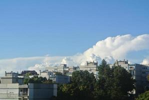 skön himmel och moln ovan byggnader i de stad, Serbien, belgrad 15.9.2022 foto