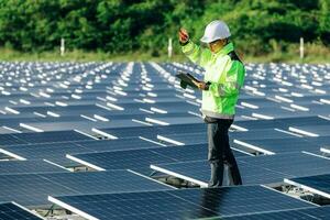 drift och underhåll av sol- kraft växter en team av ingenjörer vem prestera inspektioner och underhåll av sol- kraft växter. sol- kraft växt till skapa innovationer i grön energi för liv foto