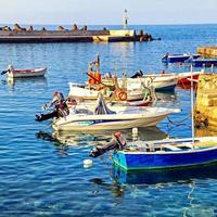 båtar i små hamn i by panorama på crete ö, grekland foto