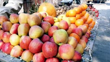 högen av indisk äpplen för sälja i lokal- marknadsföra foto