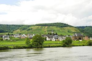 ellenz poltersdorf by på mosel flodstrand foto