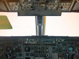 flygplan flyg kontrollera växla panel inuti de cockpit foto