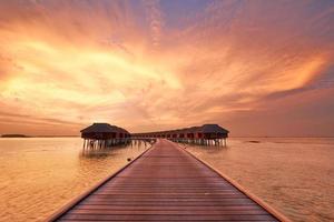 solnedgång på maldiviska stranden