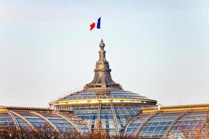 franska flagga på bra palats i paris foto