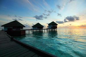 maldivianska hus på soluppgång foto