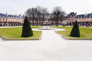 plats des vosges i paris foto