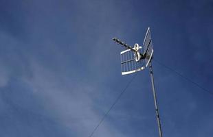 antenn mot en blå himmel foto
