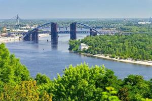 panorama av kiev med bro på dnepr flod foto