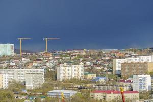 stadsbild med modern byggnader. vladivostok ryssland foto