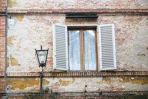 lykta nära fönster av medeltida hus i siena foto