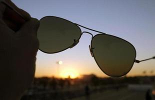 solnedgång i Valencia, spanien, sett genom en par av flygare solglasögon foto