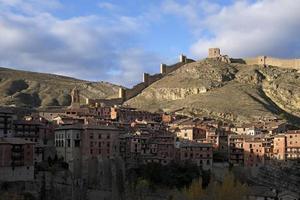 skön gammal arkitektur och byggnader i de berg by av albarracin, Spanien foto