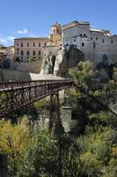 skön byggnader i cuenca, spanien, under höst säsong foto