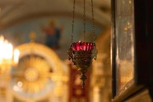 ortodox kyrka. kristendomen. festlig inredning med brinnande ljus och ikon i traditionell ortodox kyrka på påskafton eller jul. religion tro ber symbol. foto