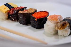 sushi på en tallrik