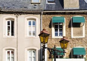fasader av urban hus i boulogne-sur-mer stad foto