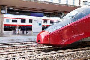 europeisk hög hastighet tåg på järnväg station foto