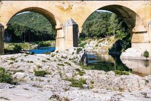 stöder av gammal roman akvedukt pont du gard foto