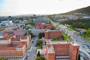 aveny diagonal och trädgård av pedralbes kunglig palats i barcelona foto