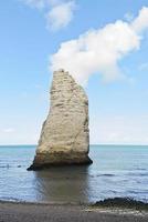 sten i engelsk kanal på strand av etretat foto