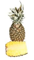 korsa sektion av ananas och ett mogen ananas foto