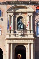 brons staty i palazzo comunale stad hall i bologna foto