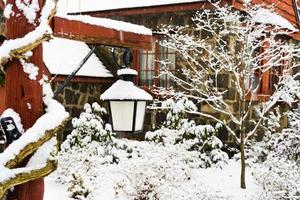 Land hus under snö foto