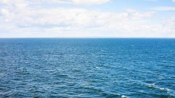 krusning vågor på blå vatten av baltic hav foto