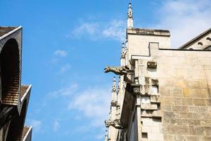 person med groteskt ansikte på Fasad av kyrka i troyes stad foto