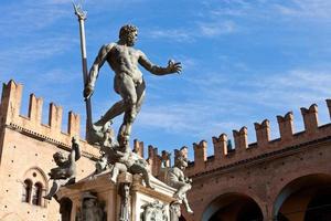 staty av neptune på piazza del nettuno i bologna foto