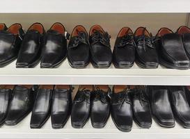 herr- mode läder skor på affär fönster. begrepp av mångfald, hög kvalitet, elegans, ärlig företag relation foto