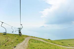 linbana från garda sjö till Monte baldo, Italien foto