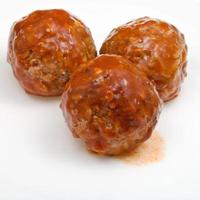 tre köttbullar under kött sås foto