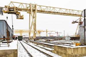 läser in av metall rullande i järnväg transport foto