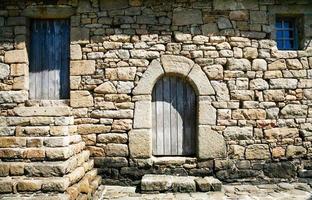 främre se av gammal sten Land hus i brittany foto