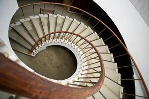 spiral trappa i hus foto