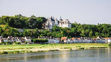 hus och slott i amboise stad nära loire flod foto