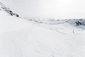 åka skidor kör i paradiski område, Frankrike foto