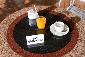 färsk orange juice och cappuccino på Nej rökning tabell foto