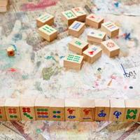 trä- plattor på spelare hand i mahjong spel foto