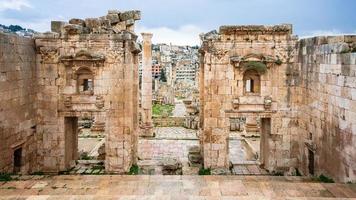 se av jerash genom grindar av artemis tempel foto
