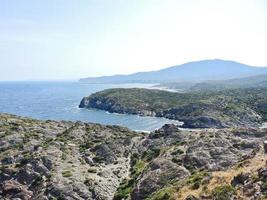 medelhavs kustlinje i keps de creus, Spanien foto