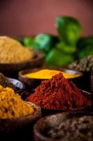 färgglada kryddor, orientaliskt tema foto